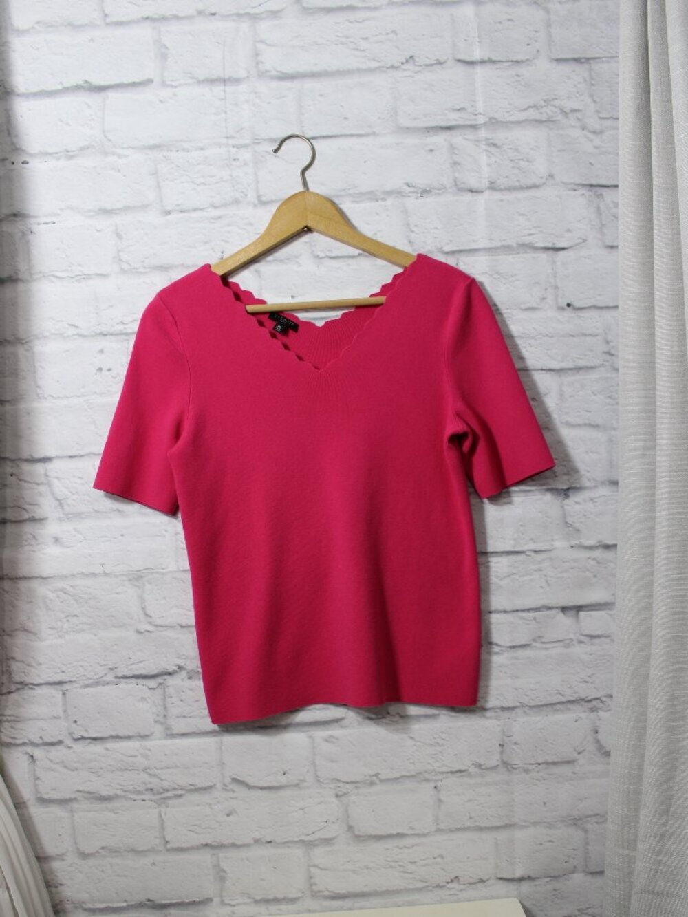 Talbots Medium Petite Pink Shortsleeve Scalloped Trim V Neck Knit Stretch Tee